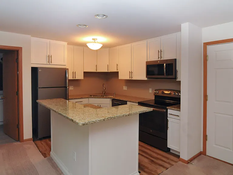 Yorktown Estates Apartments — Photo 37