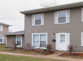 1555 Woodcutter Ln UNIT B, Wheaton, IL 60189