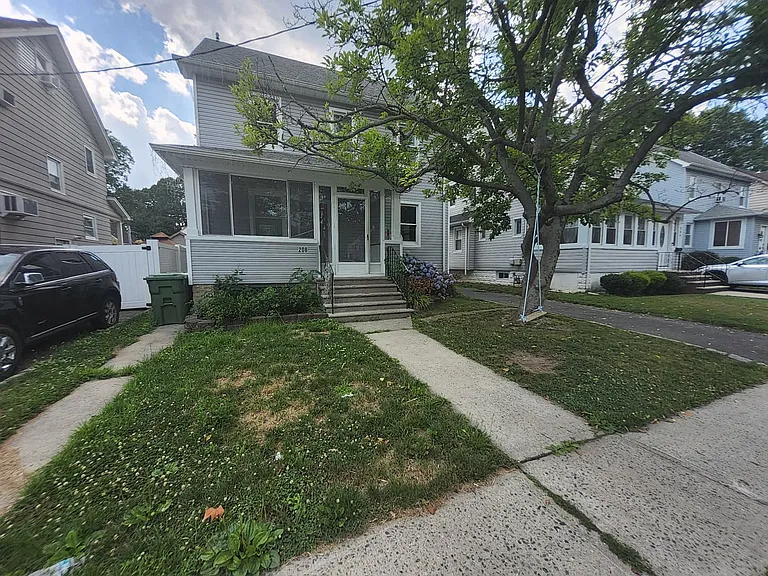 208 Clover St — Photo 2