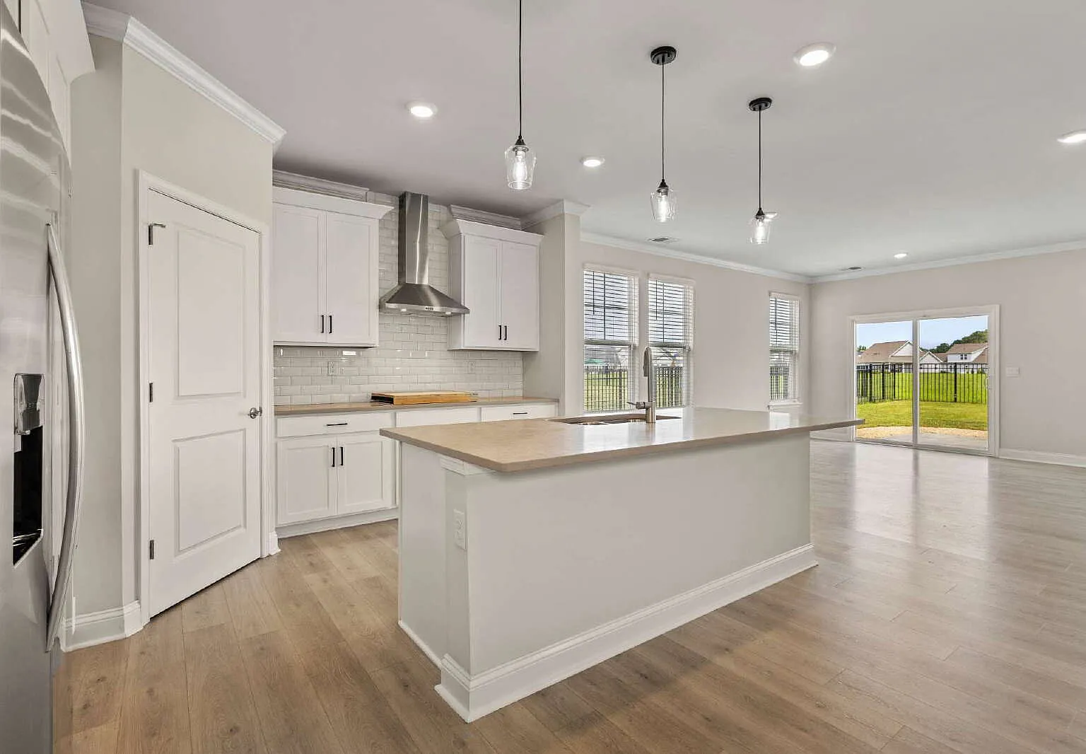 4 bed, 3.5 bath, 2800 sqft, $3,500 — Photo 3