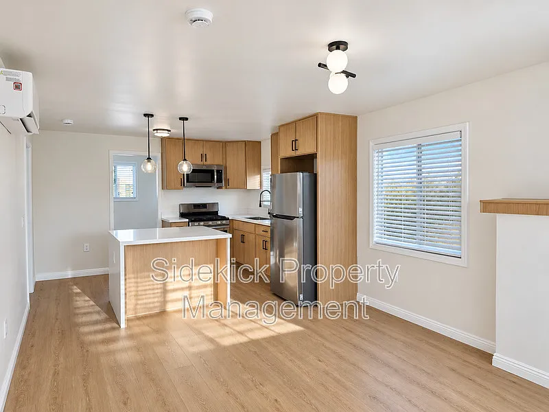 3 bed, 1.0 bath, 800 sqft, $3,200 — Photo 4