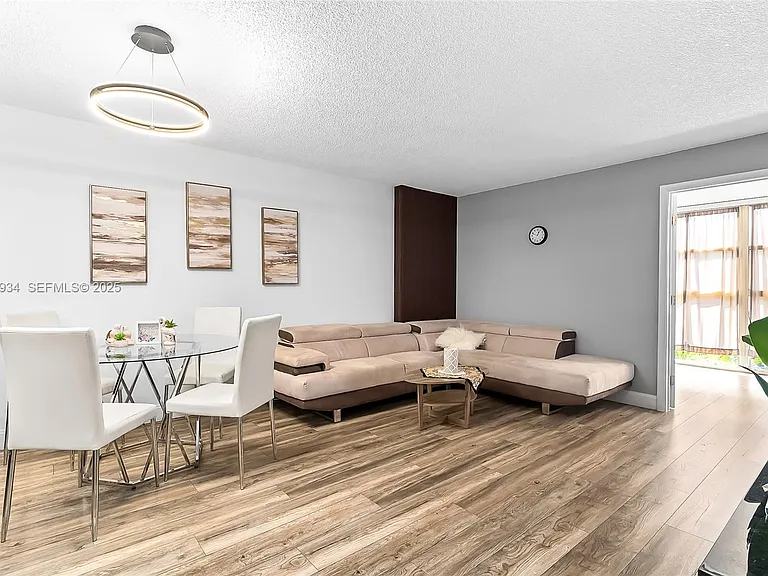 400 Leslie Dr #305 — Photo 6