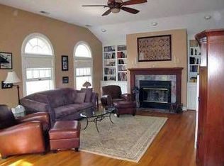 2212 Boxwood Dr, Falls Church, VA 22043