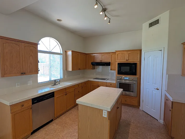 5075 Congressional St — Photo 7