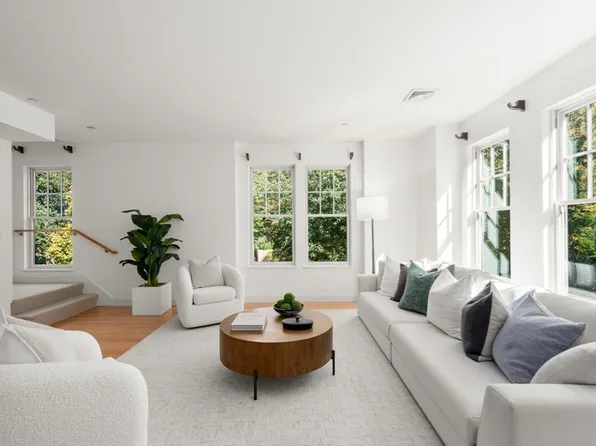 125 Crowninshield Rd Unit 125, Brookline, MA 02446