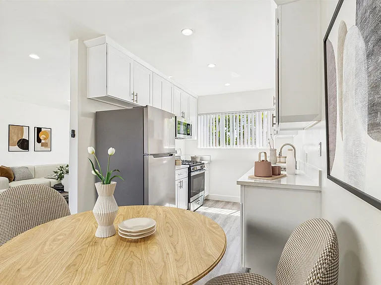 13060 Burbank Blvd. Apartments — Photo 21