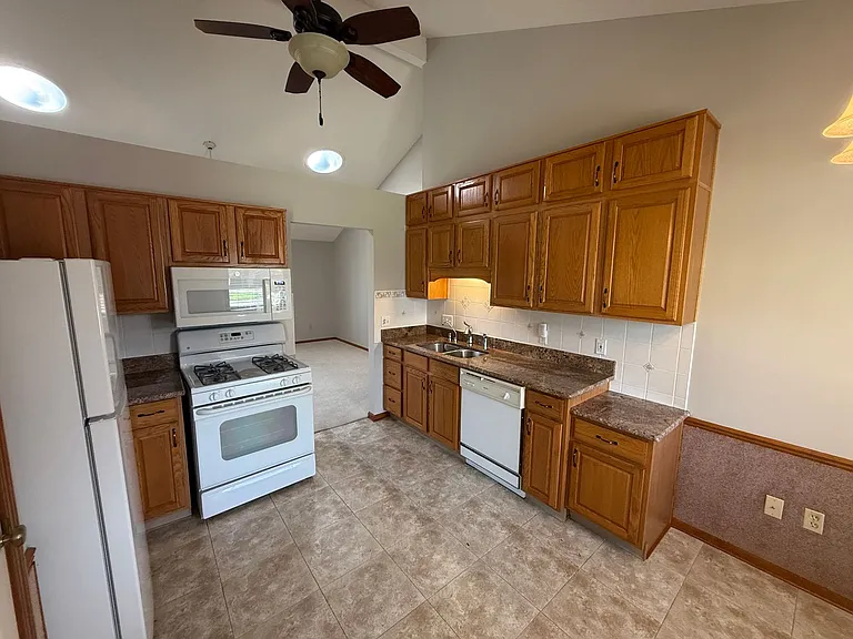 5018 Goldfinch Ln — Photo 4