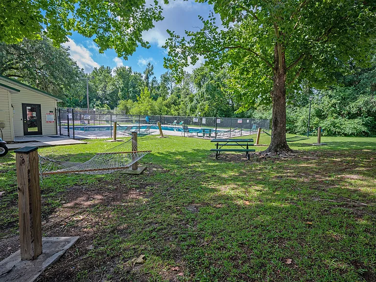 Sawbranch Apartments — Photo 23