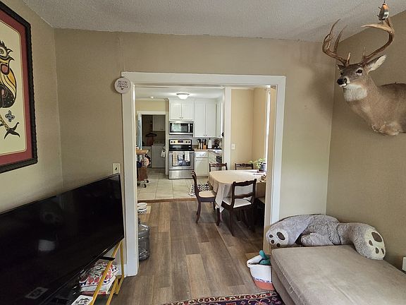 4th image of 528 Whitfield St