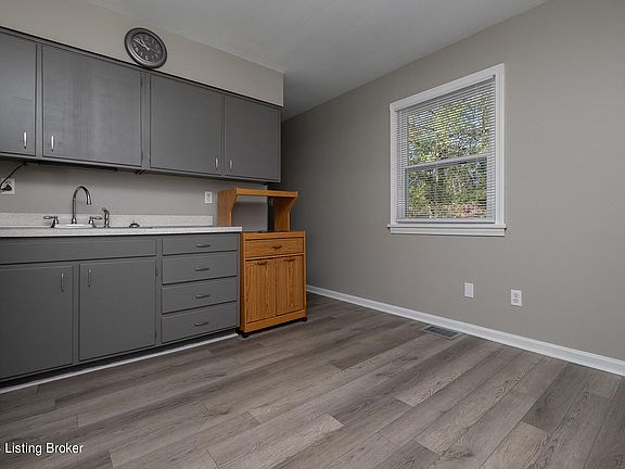 5th image of 9214 Fenmore Ave