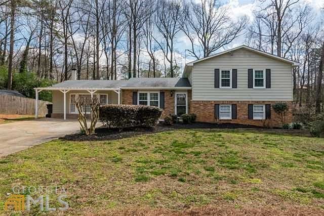 Large classic split level in Hidden Acres