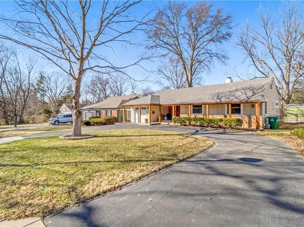 3002 W 49th Pl, Westwood, KS 66205
