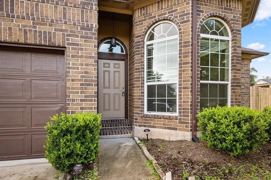 4 bed, 2.5 bath, 2112 sqft, $1,950 — Photo 3