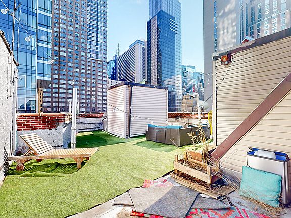 3rd image of 312 W 48th St APT 33