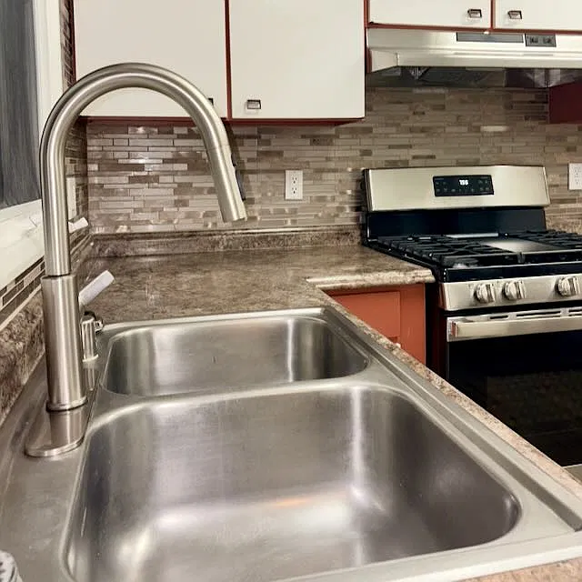 3 bed, 1100 sqft, $2,165 — Photo 3