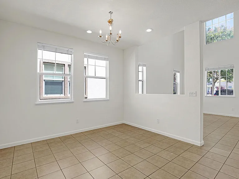 2111 Parkhurst St — Photo 11