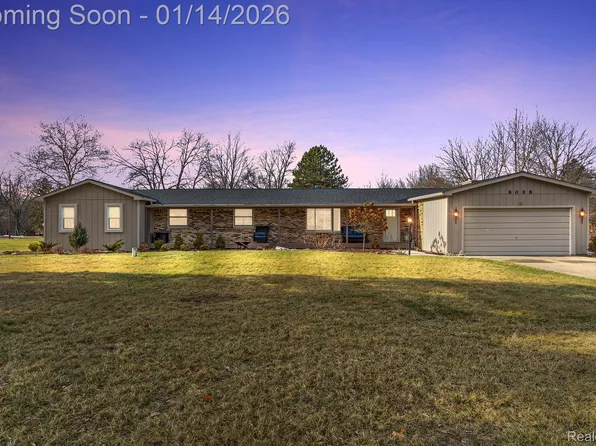 8098 Dover Dr, Grand Blanc, MI 48439