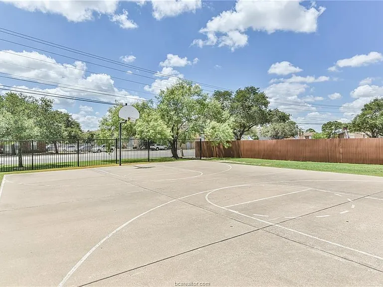 529 SW Parkway #203 — Photo 38