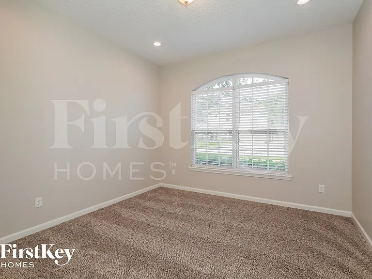 166 Queen Victoria Ave — Photo 10