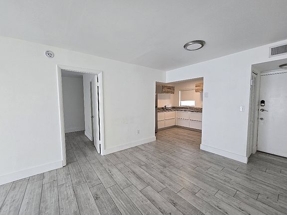 5th image of 609 Euclid Ave APT 8