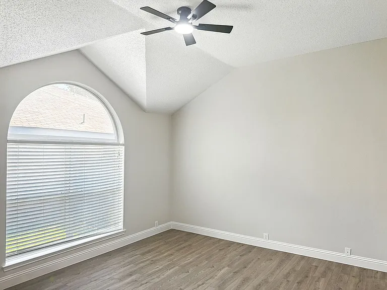 1012 Blackenhurst Ln — Photo 15