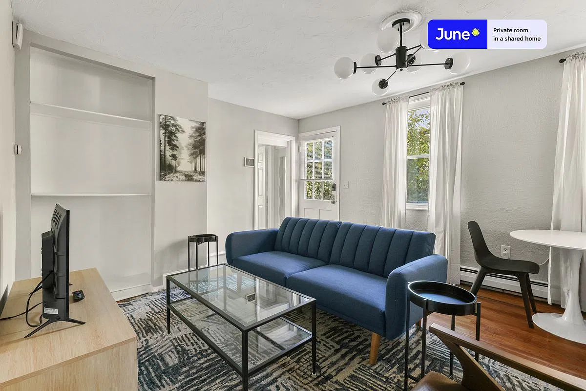 Queen bedroom in 2 bed/1 bath home in Newton Corner #775 A — Photo 2
