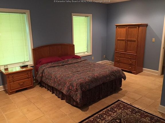 4th image of 1055 Lakeview Dr