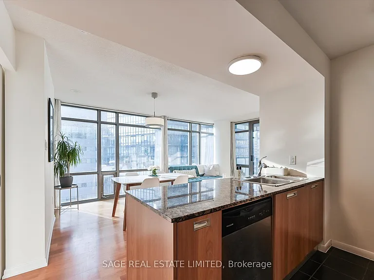 38 Grenville St #902 — Photo 14