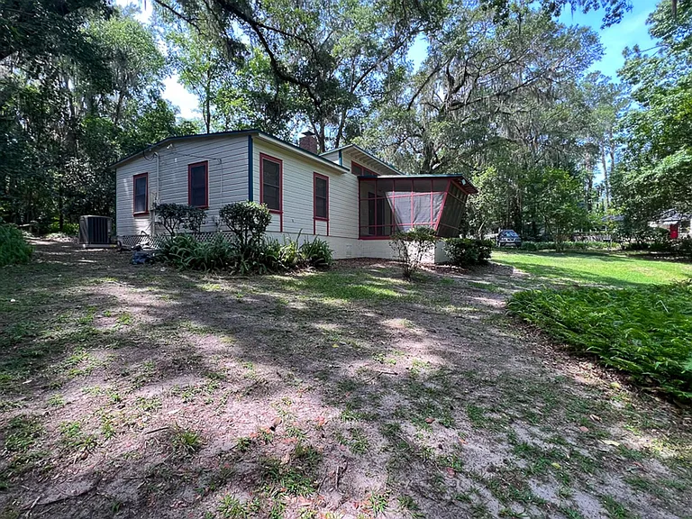 411 NW 26th St — Photo 33