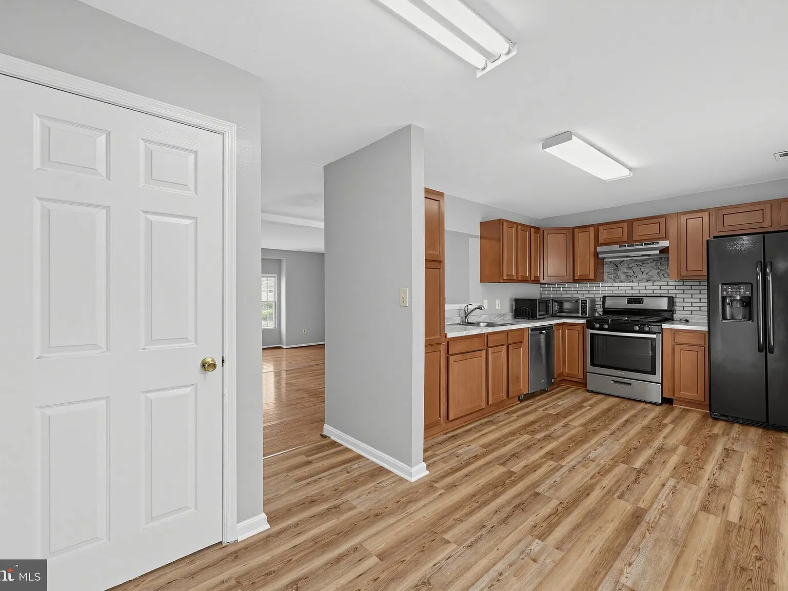 3 bed, 1.5 bath, 1280 sqft, $2,995 — Photo 2