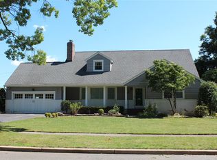 14 Saint Pauls Pl, Garden City, NY 11530