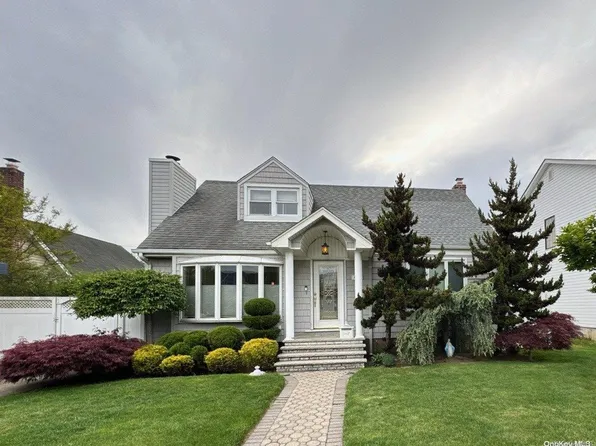 462 Robert Avenue, Franklin Square, NY 11010