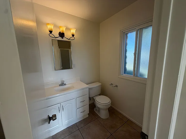 1365 W Jenner St — Photo 10