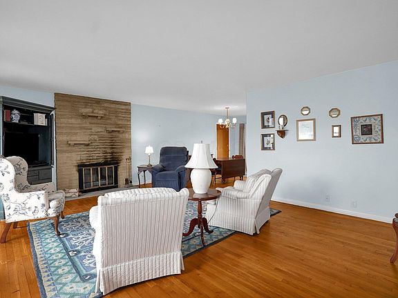 5th image of 333 Meadowbrook Dr