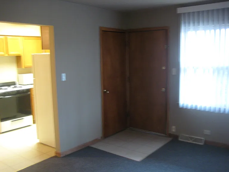 100 Vana Dr #8 — Photo 3