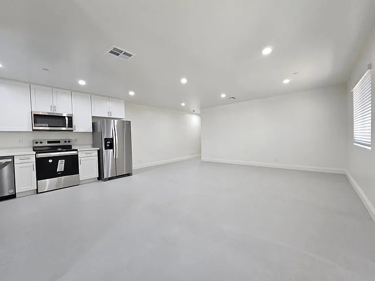 1205 W Mariposa Ave — Photo 7
