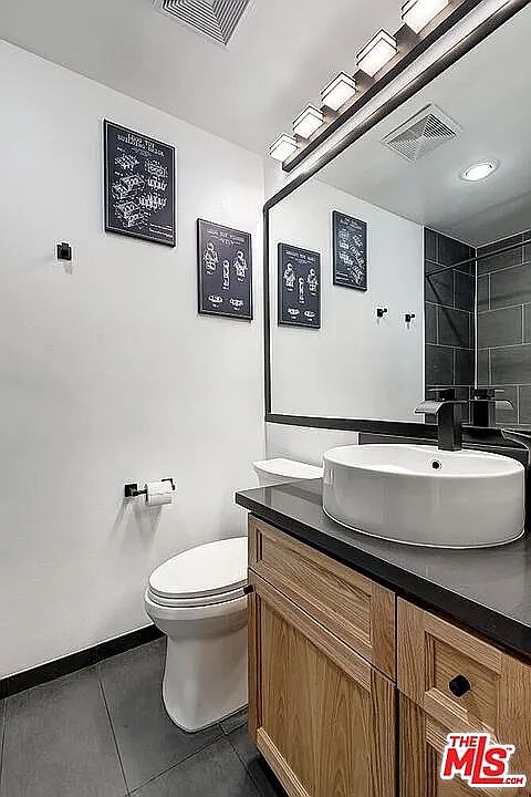 The private bathroom attached to the room available.