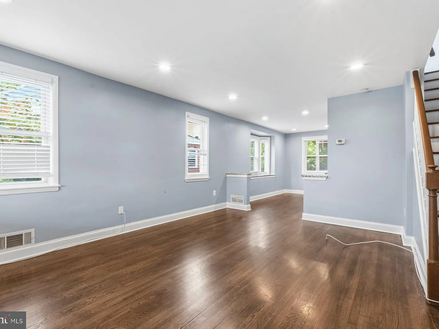 3 bed, 1024 sqft, $2,200 — Photo 3