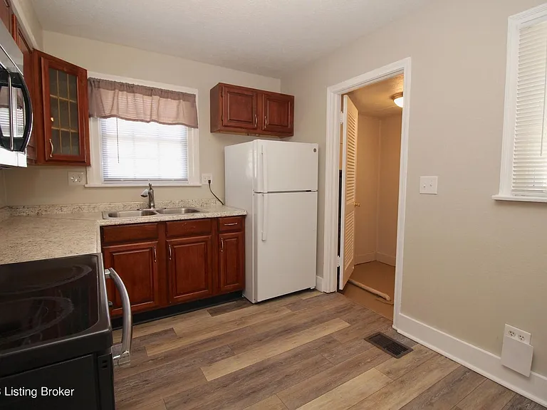 2421 Lindbergh Dr — Photo 5