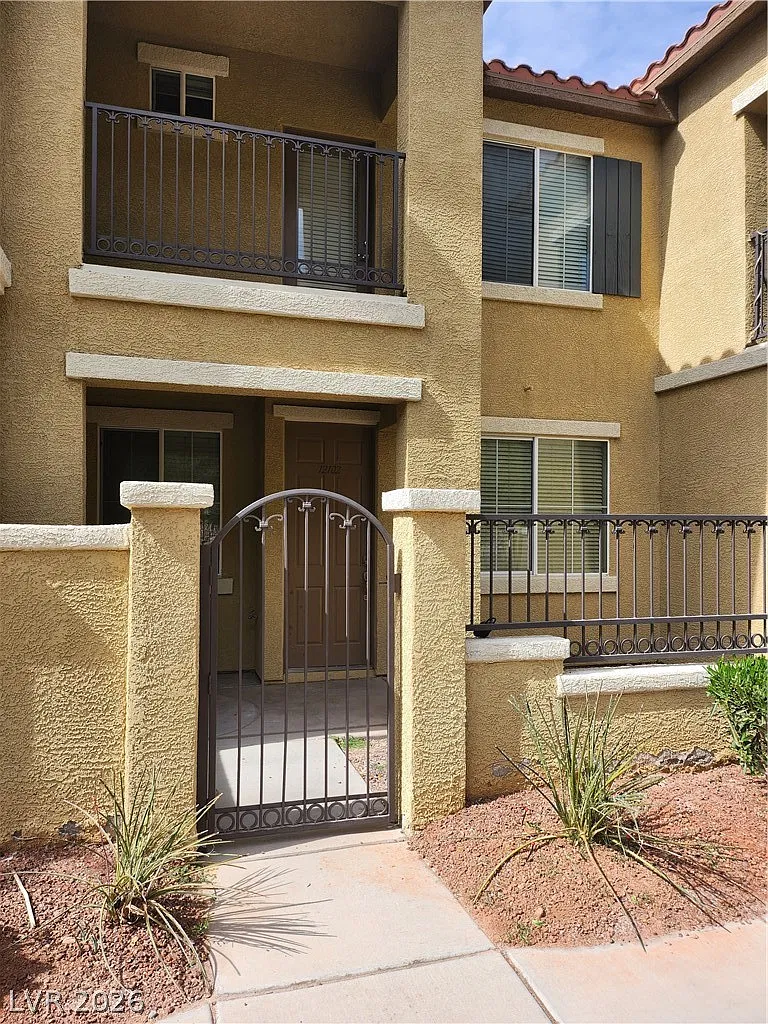 3 bed, 2.5 bath, 1412 sqft, $1,900 — Photo 1