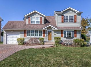 72 Hillside Ln, Syosset, NY 11791