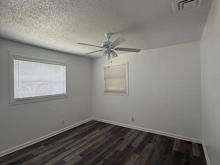 904 Seneca St — Photo 1