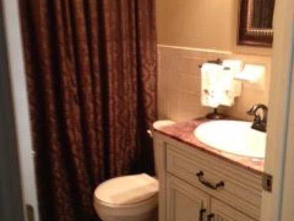 Main bathroom(full)