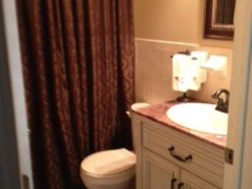 Main bathroom(full)