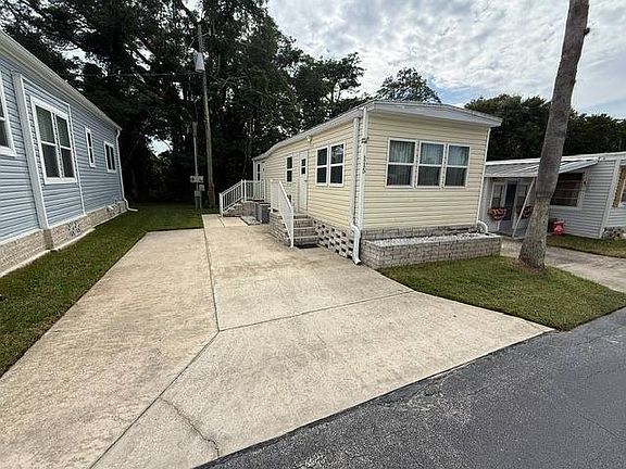 2nd image of 115 Quiver Leaf St