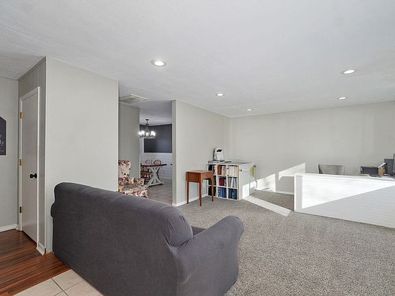 4th image of 557 E Primrose Lane