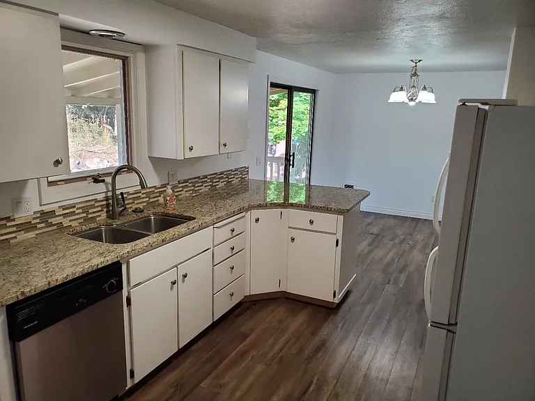 412 N Lilac Ln — Photo 2