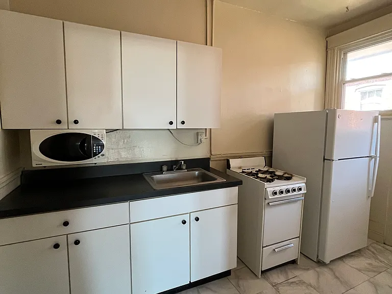 West Grace Apts — Photo 21