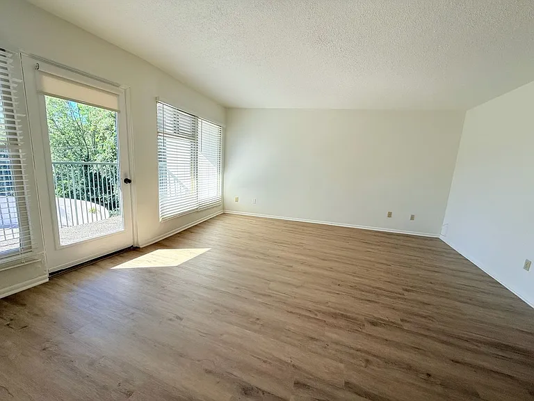 Crescent Apartments — Photo 47