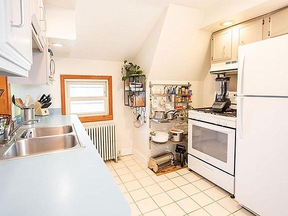 4th image of 54 Magnolia St Floor 2